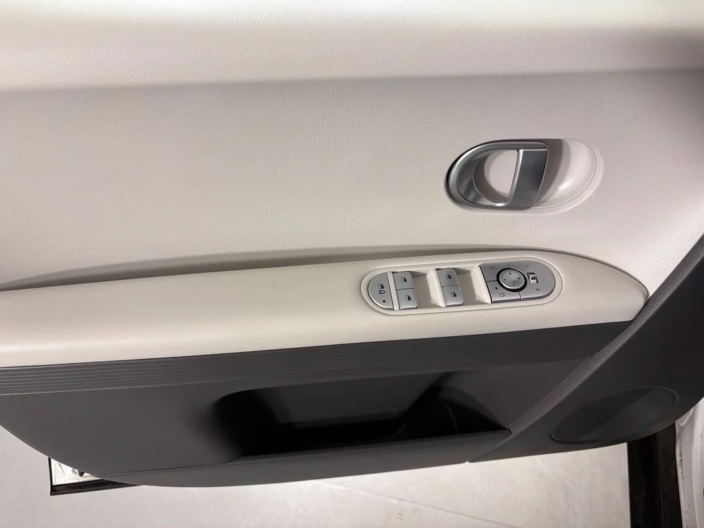 Used 2024 White Hyundai SEL image 19