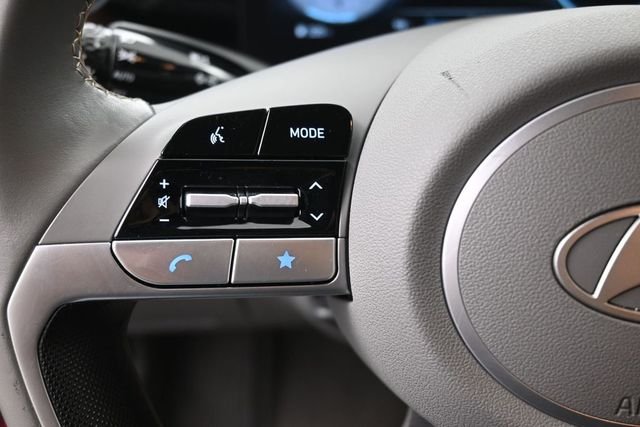 Used 2025 Red Hyundai SEL Convenience image 4