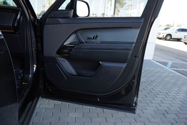 Used 2024  Land Rover Dynamic SE image 14
