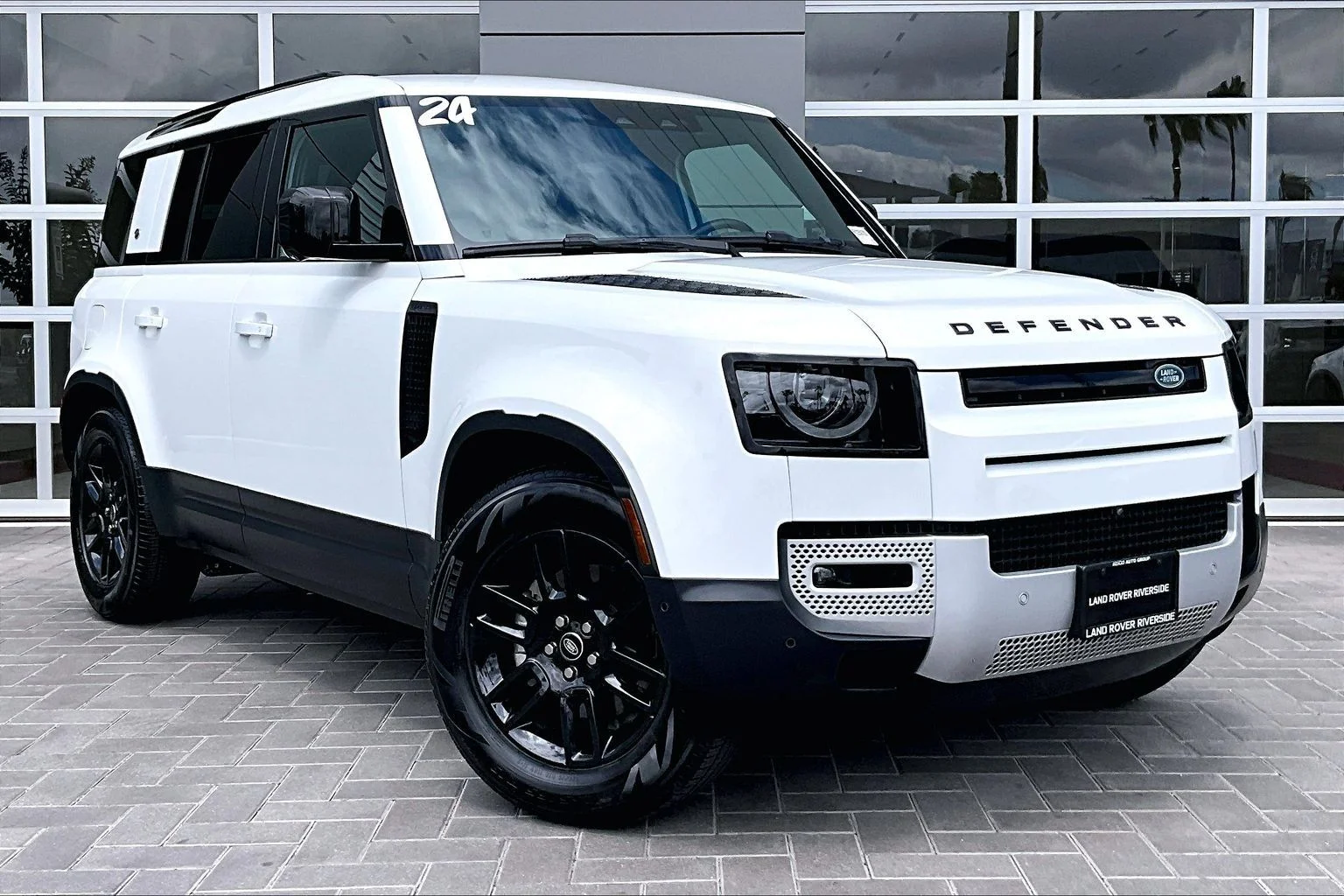 Used 2024 White Land Rover S image 3