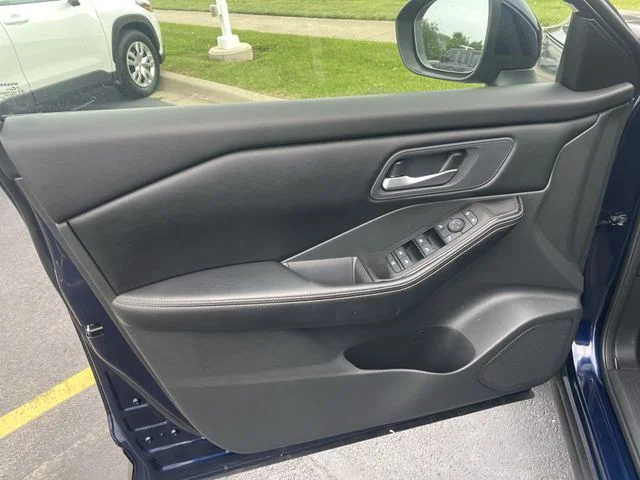 2025 Nissan Rogue SV - Photo 14