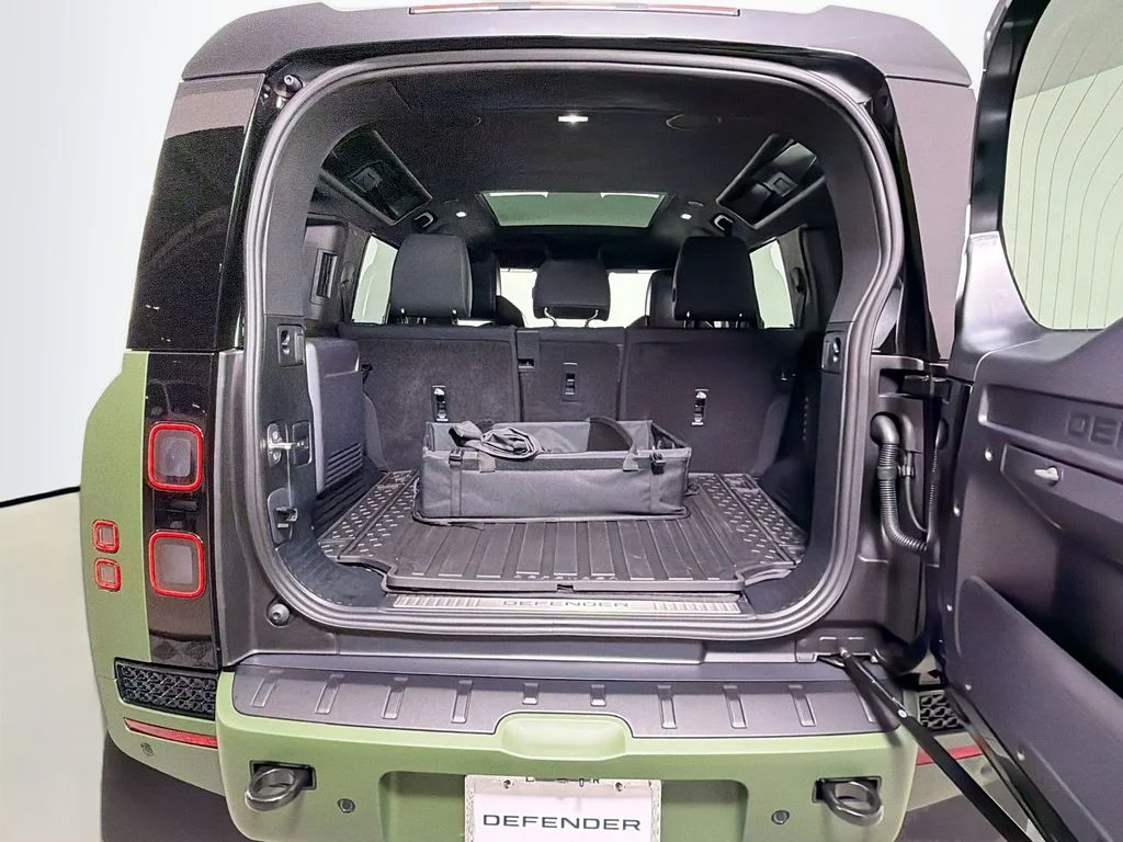 New 2026 Narvik Black Land Rover OCTA Black image 28