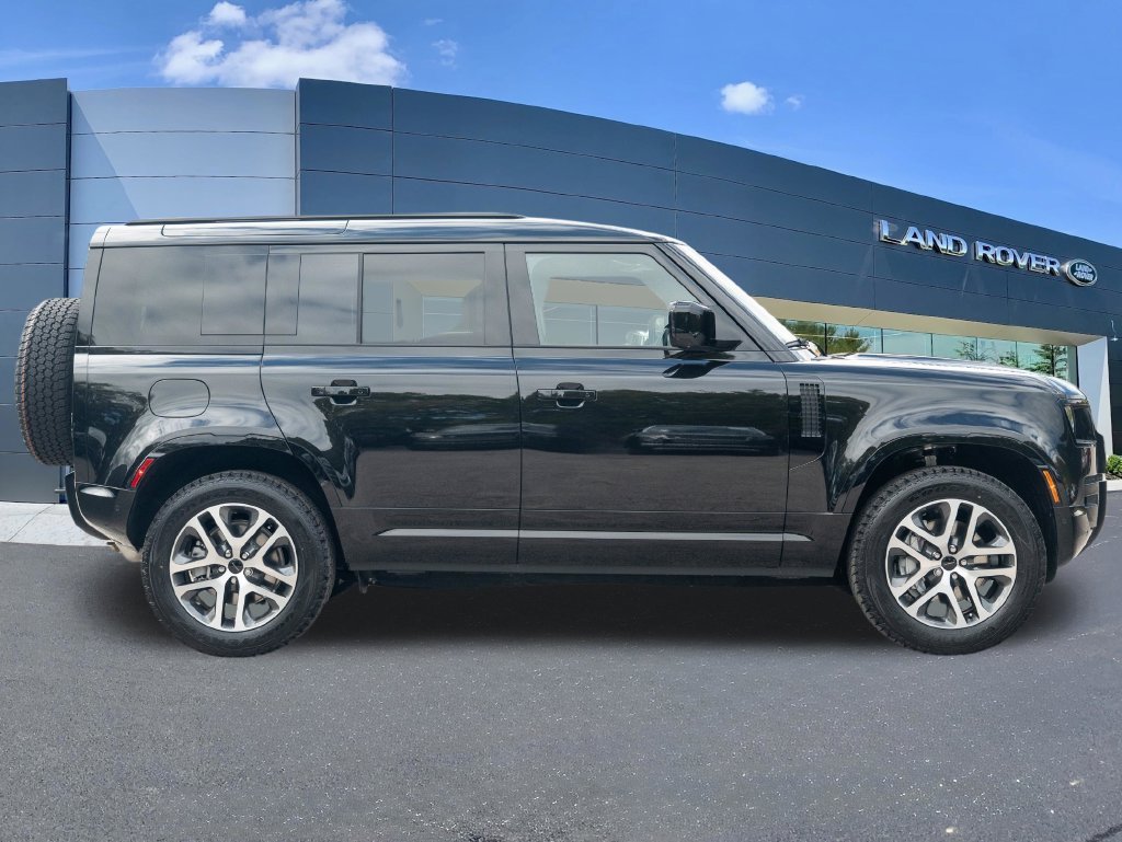 New 2026 Santorini Black Land Rover X-Dynamic SE image 8
