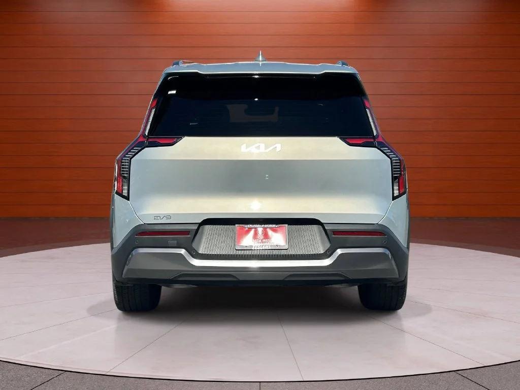 Used 2024 Ivory Kia Wind image 3