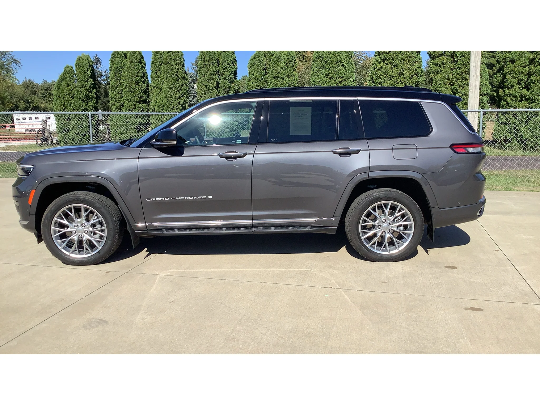 Used 2025 Metallic Jeep Summit image 2
