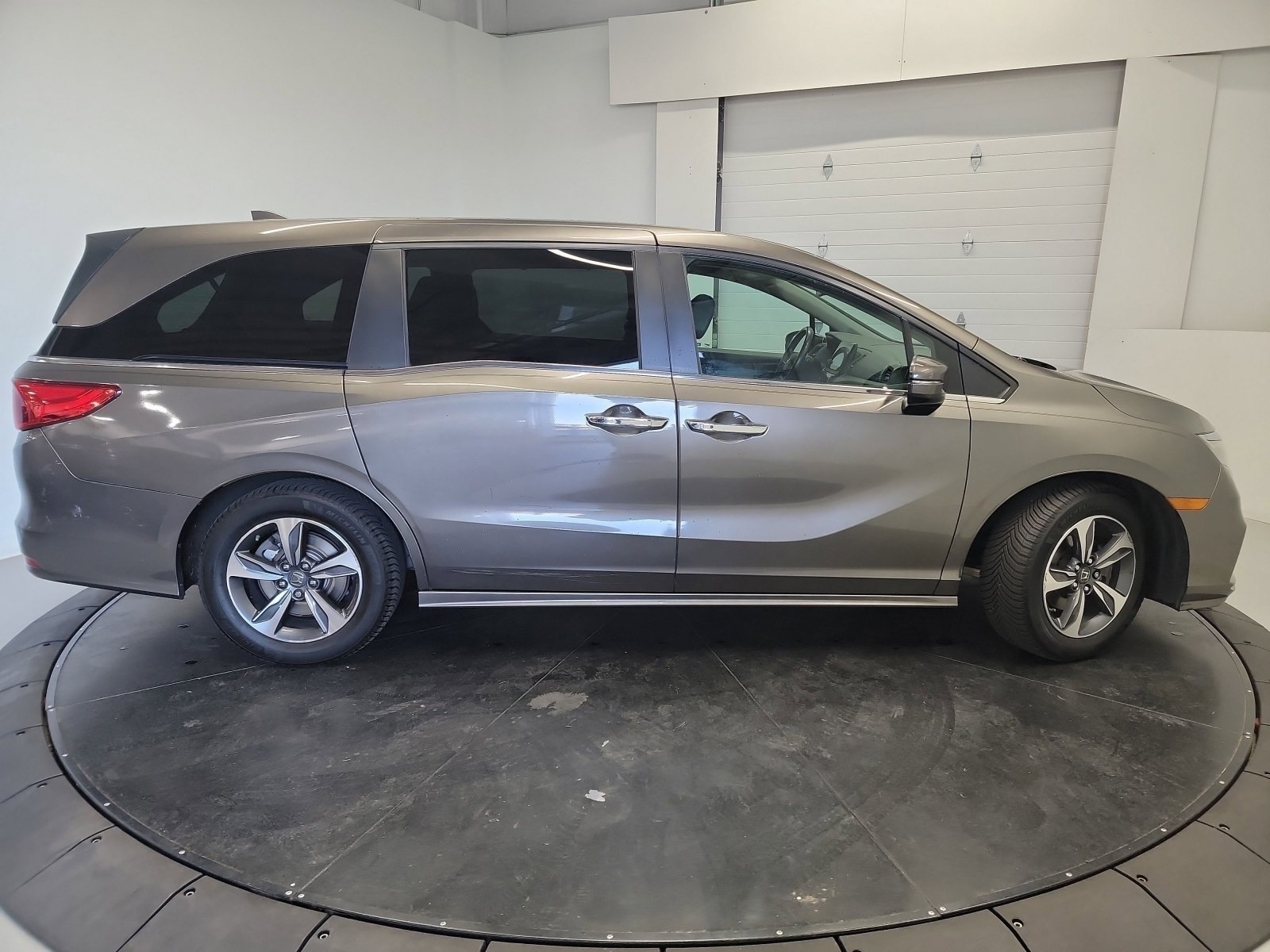 Used 2018 Modern Steel Metallic Honda Touring image 9