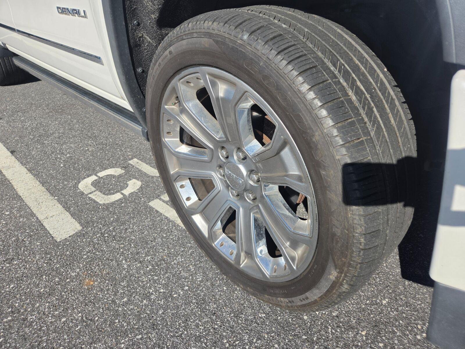 Used 2017 WHITE FROST TRICOAT GMC Denali image 4