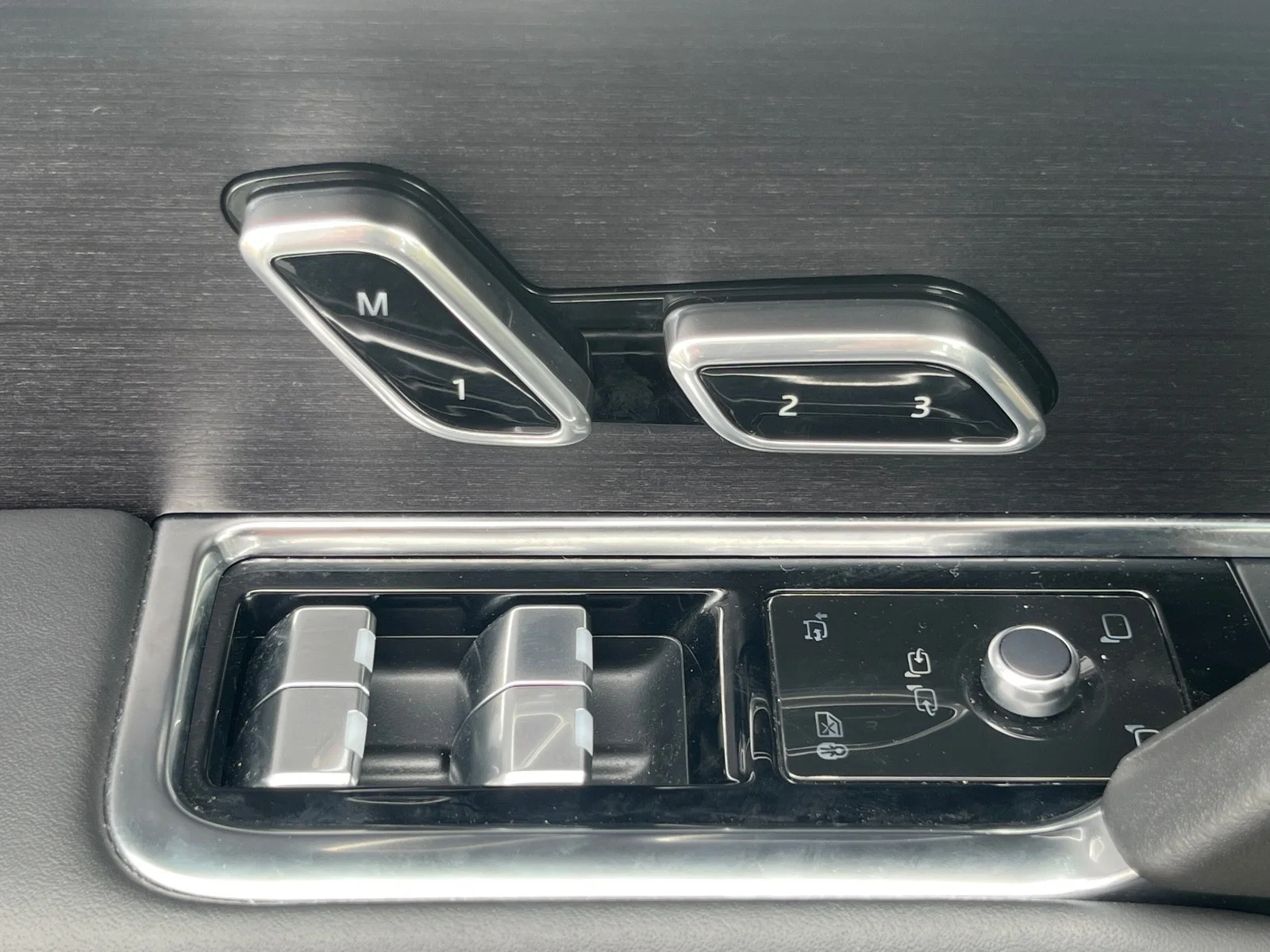 Used 2022 Fuji White Land Rover SE AWD image 32