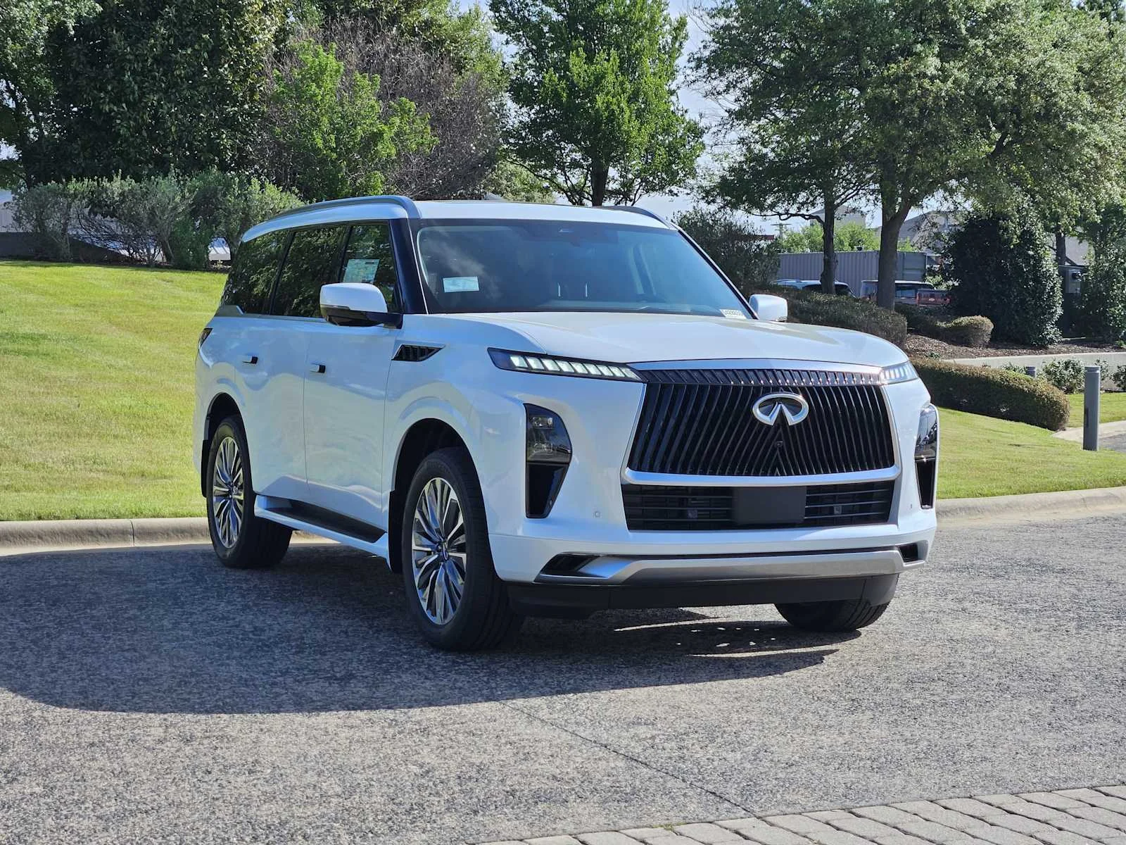 New 2026 RADIANT WHITE INFINITI Luxe 2WD image 2