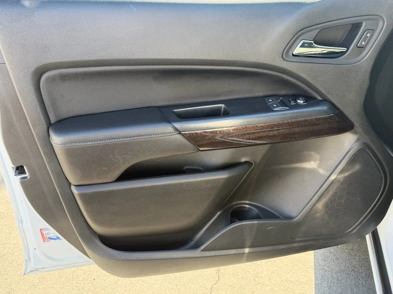 Used 2022 Summit White GMC Elevation image 17