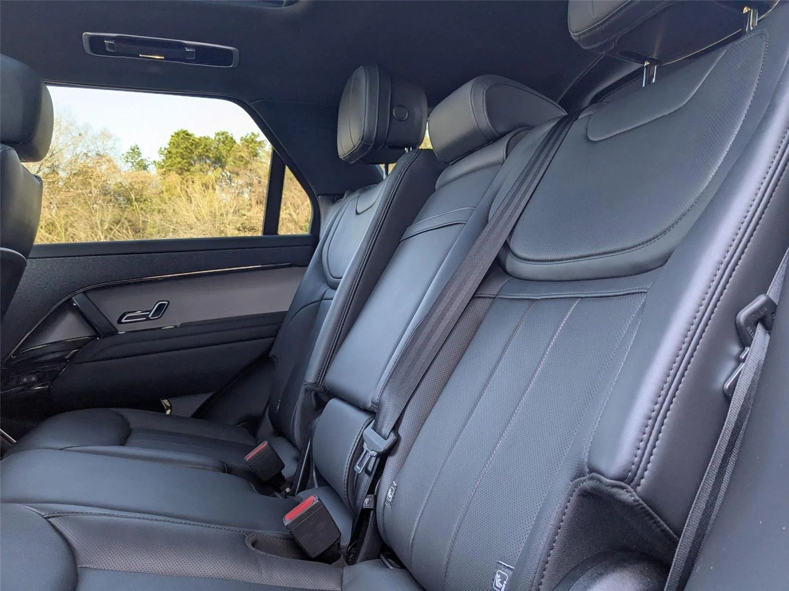 Used 2024  Land Rover Dynamic SE image 27