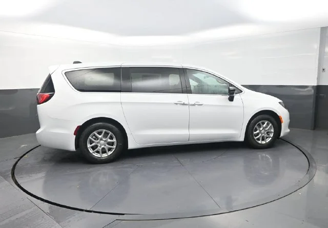 New 2027 Bright White Clear-Coat Paint Chrysler LX image 9
