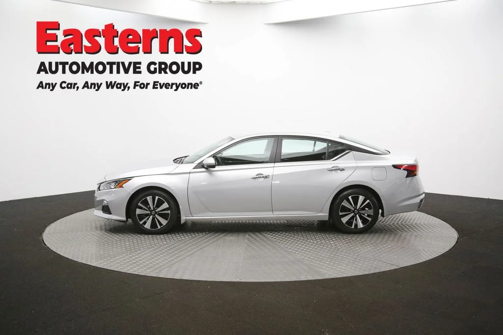 Used 2022 Silver Nissan 2.5 SV image 59