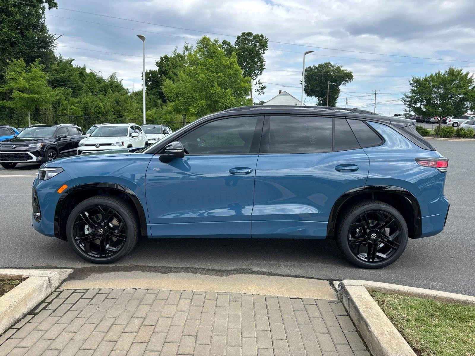 New 2026 monterey blue with deep black roof Volkswagen SE R-Line Black image 2