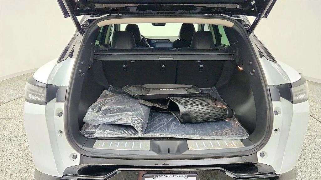 Used 2025 Everest White Pearl Tricoat/Super Black Nissan AWD Platinum w/ Illuminated Cargo Scuff Plate image 23