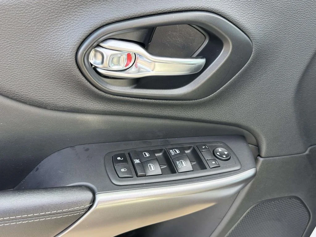 Used 2021 Bright White Clearcoat Jeep Latitude Lux image 27