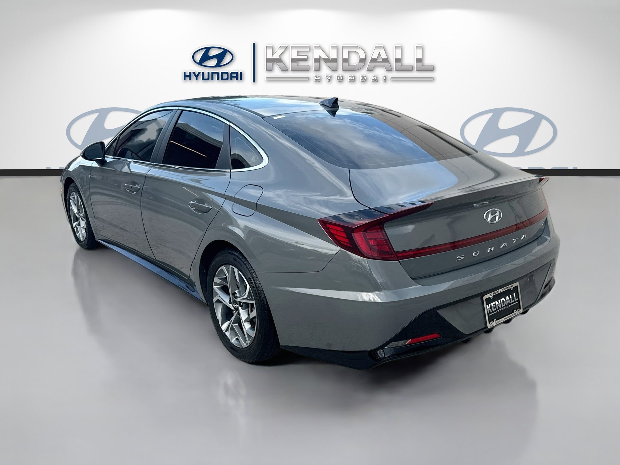 Used 2023 Hampton Gray Hyundai SEL image 4