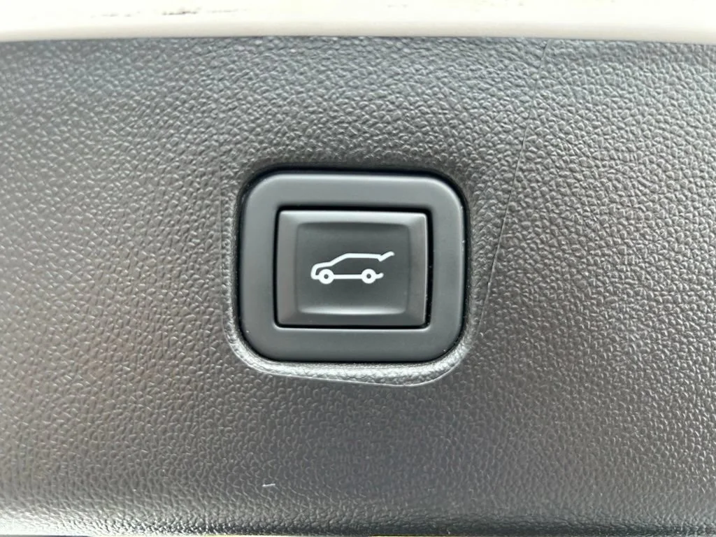 Used 2024 Iridescent Pearl Tricoat Chevrolet Premier image 12