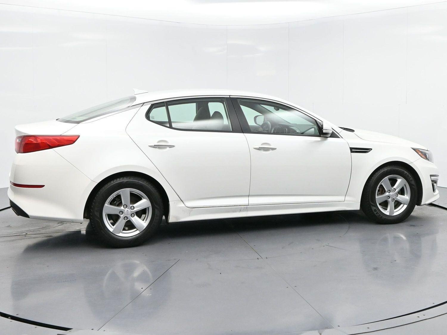 Used 2015 Snow White Pearl Kia LX image 8