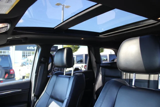 Used 2020 Gray Jeep Limited image 22