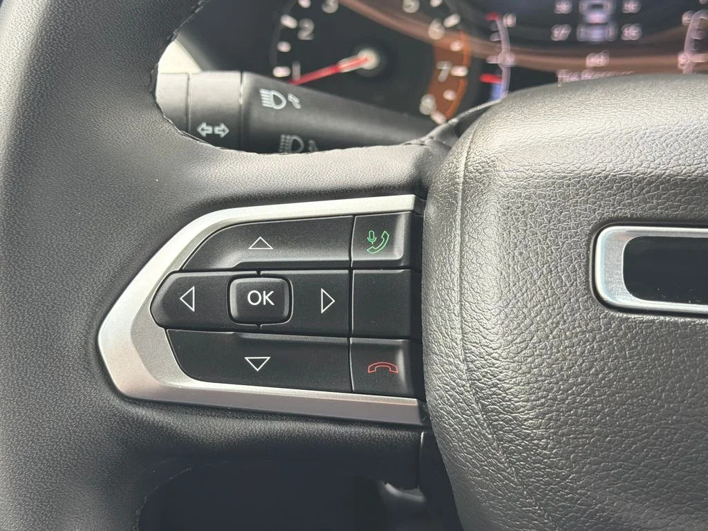 Used 2023 Diamond Black Crystal Pearlcoat Jeep Latitude Lux image 29