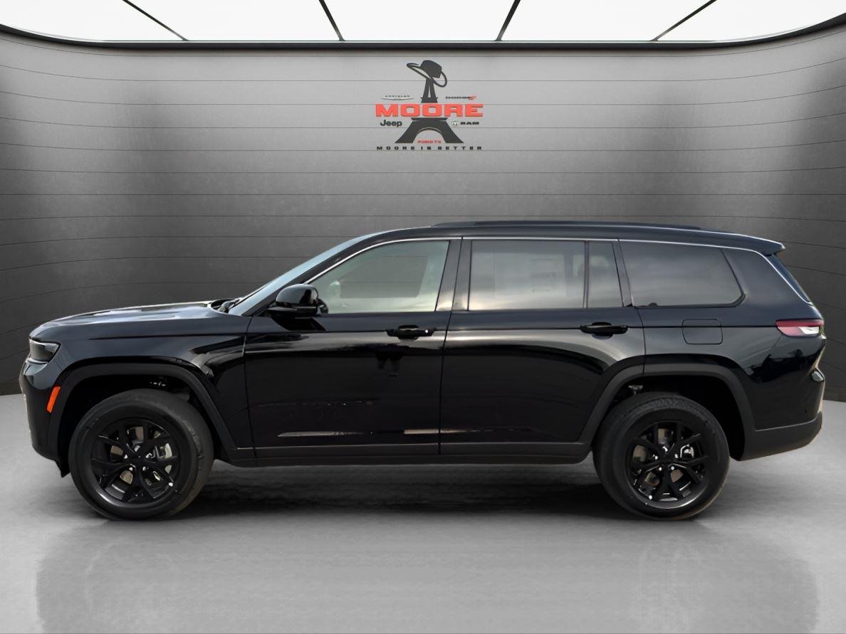 New 2026 Diamond Black Crystal Pearlcoat Jeep Laredo Altitude image 5