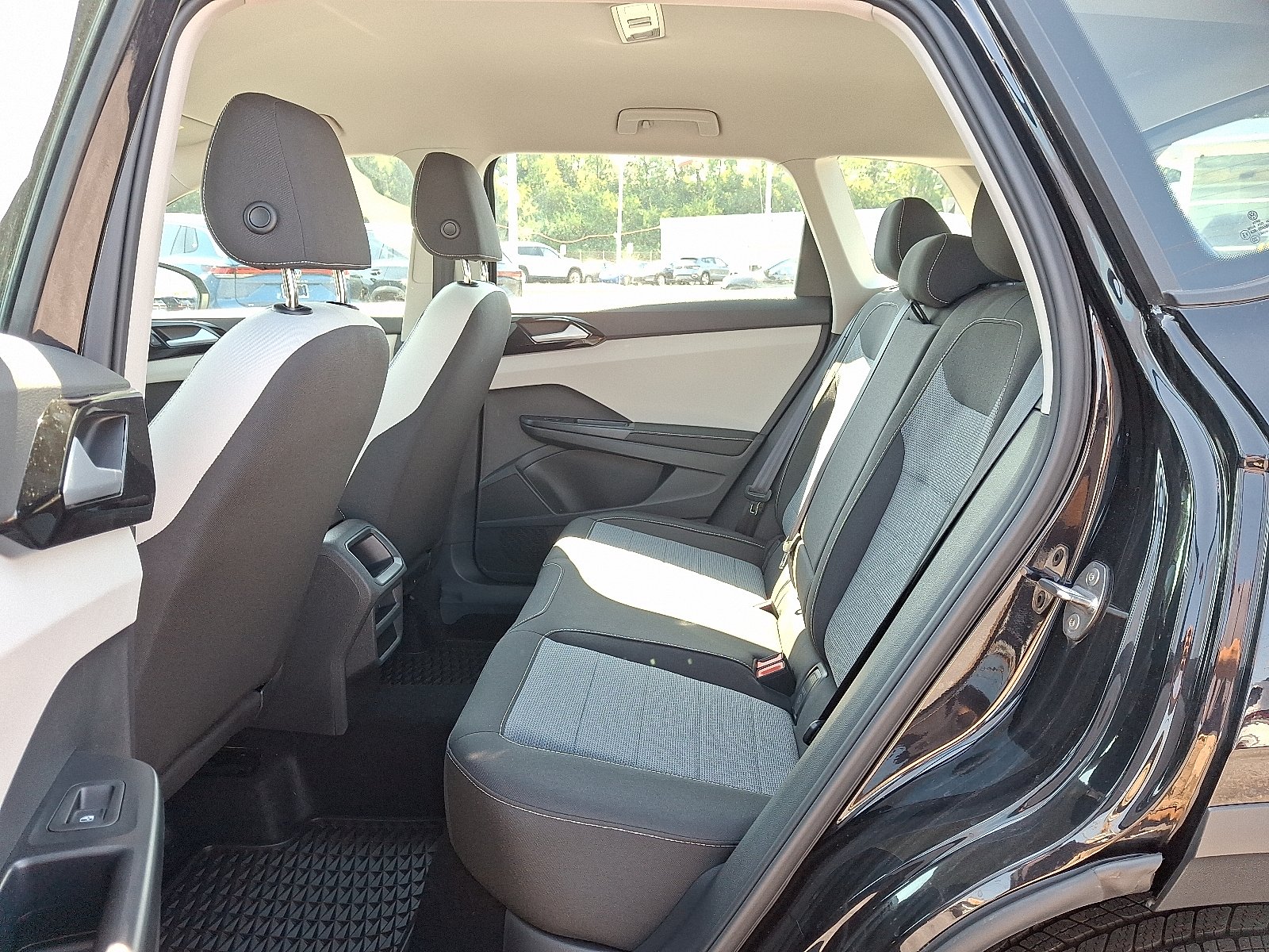 2025 Volkswagen Taos S photo 4