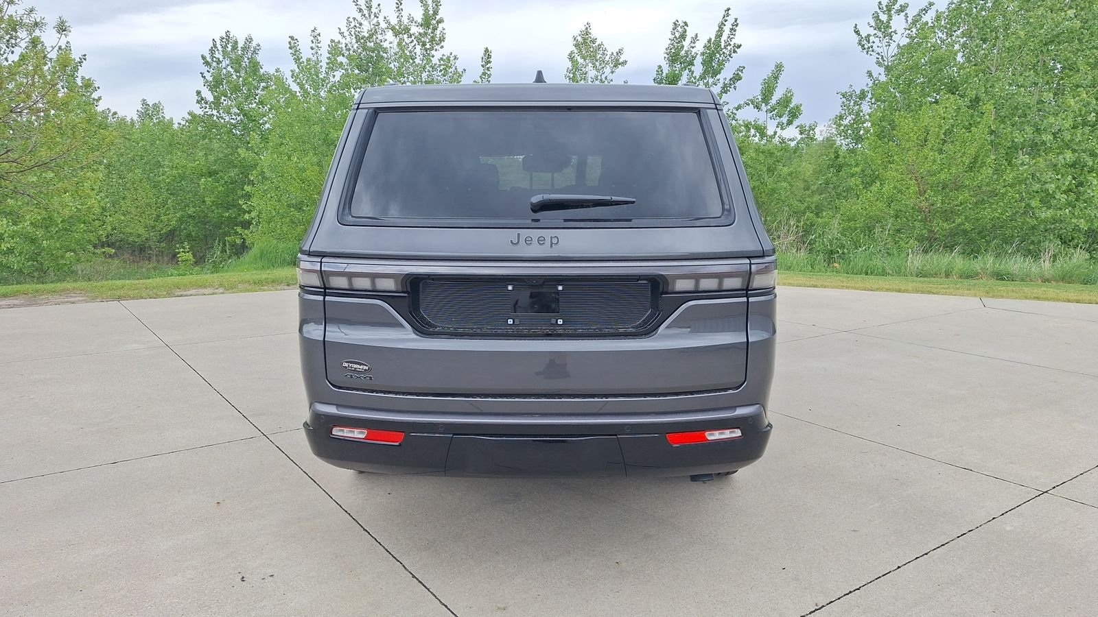 New 2026 Baltic-Gray Metallic Clear-Coat Exterior Paint Jeep Limited Reserve image 4