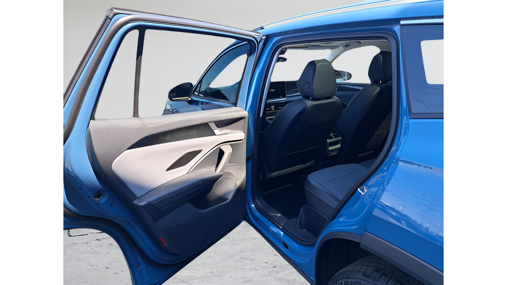 2025 Volkswagen Tiguan SE - Photo 12