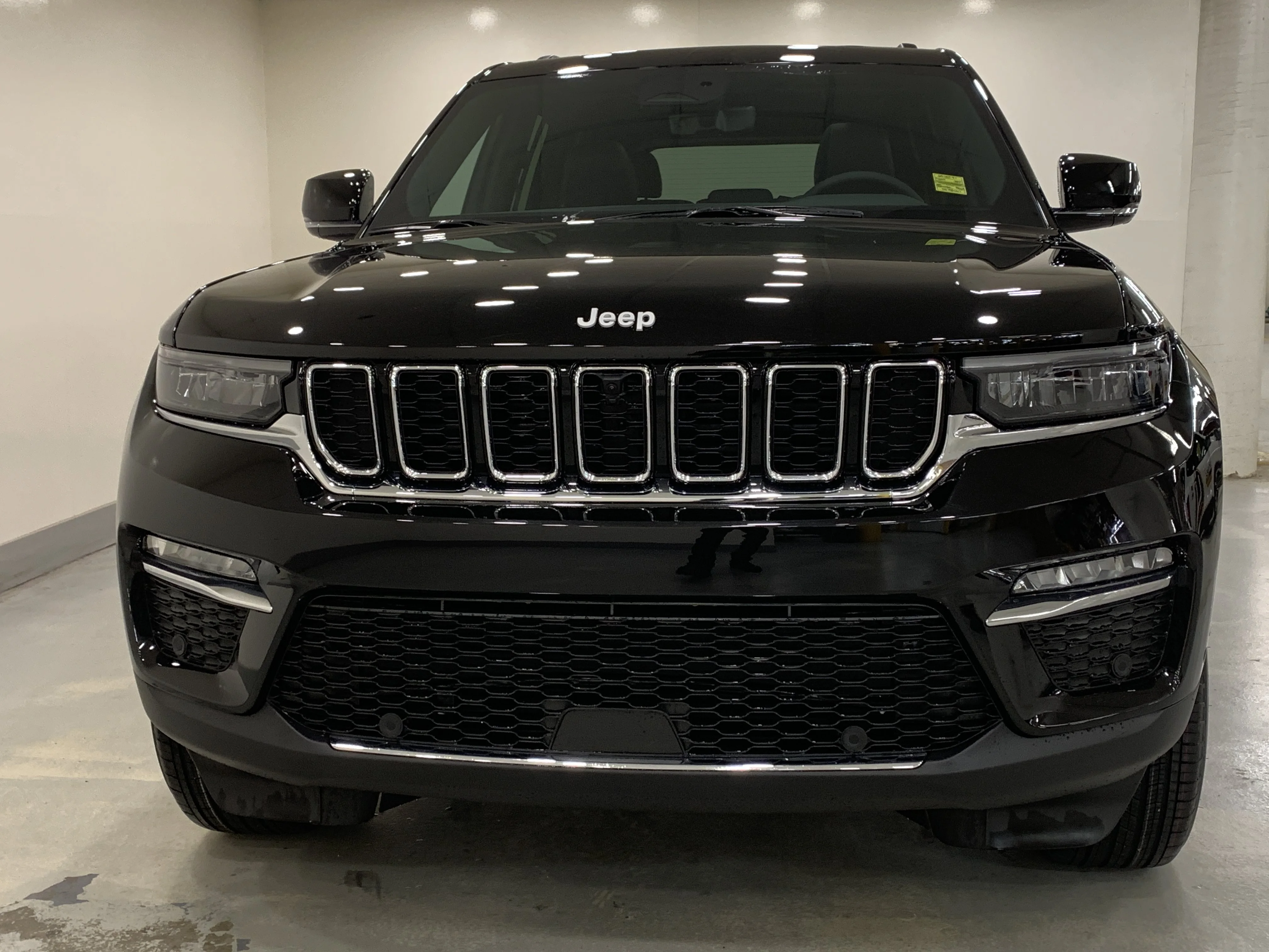 New 2025 Diamond Black Crystal Pearl Jeep Limited image 4