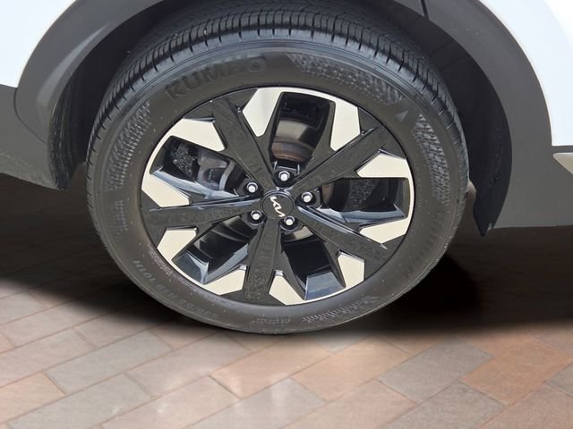 Certified Used 2024 White Kia X-Line image 5
