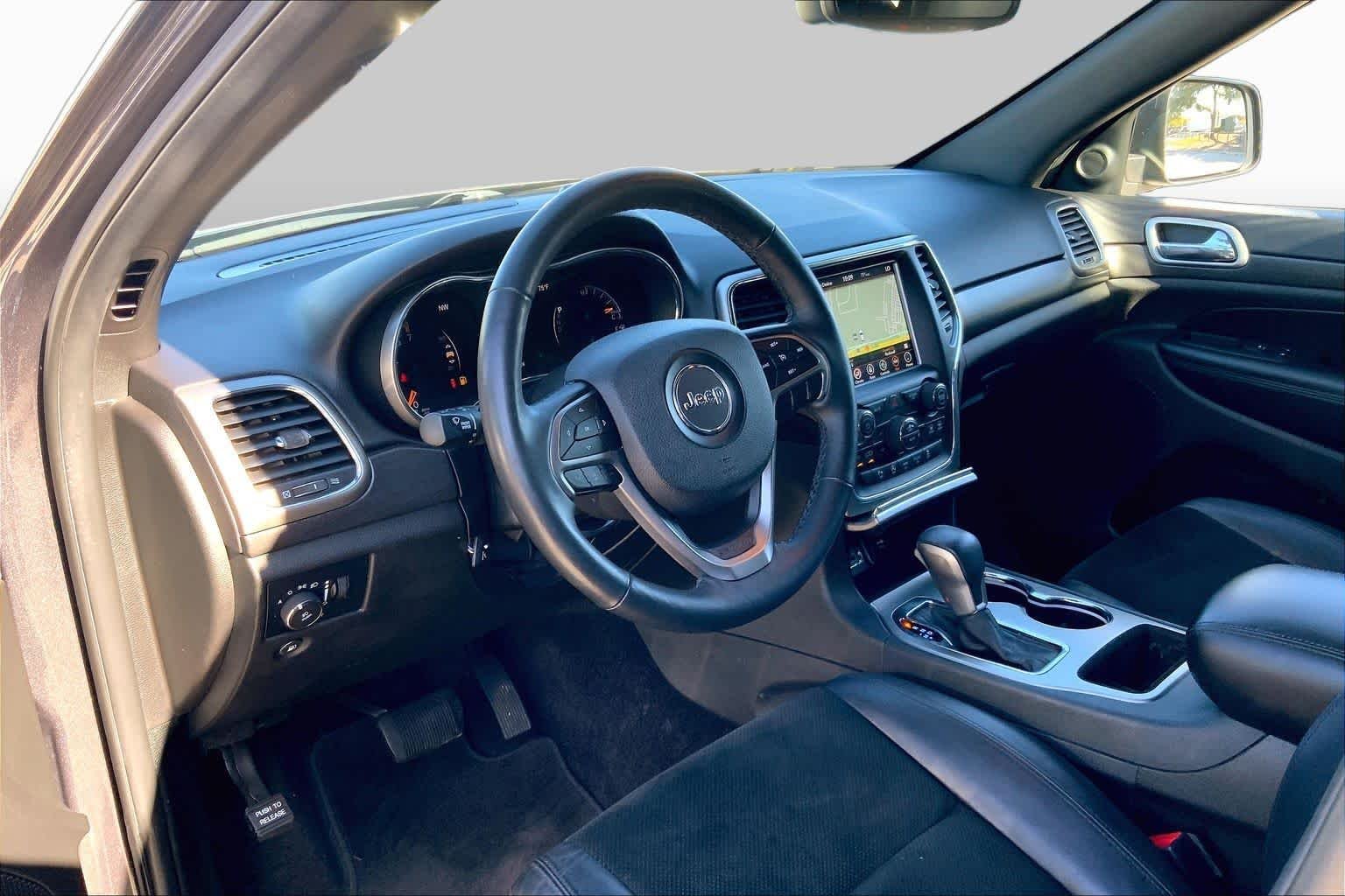 Certified Used 2018 Granite Crystal Metallic Clearcoat Jeep Altitude image 16