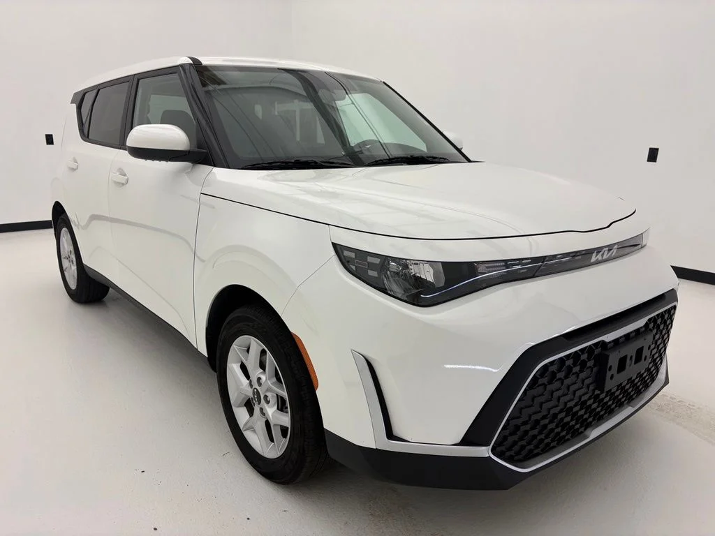 Used 2025 White Kia LX image 9