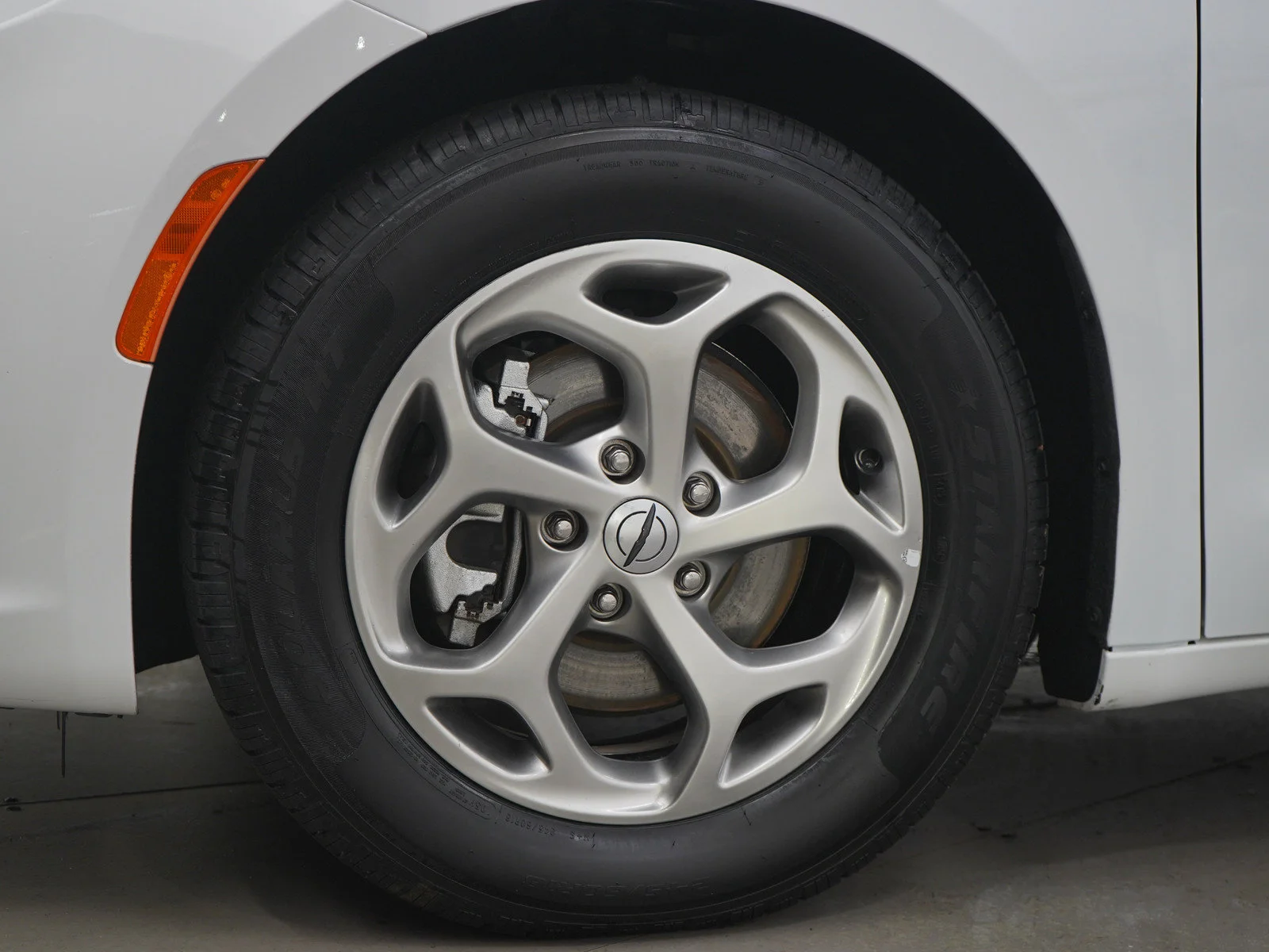 Used 2024 Bright White Clearcoat Chrysler Limited image 31