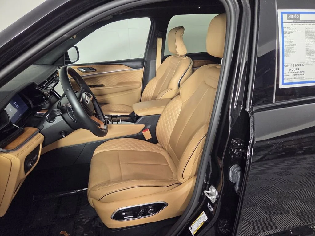 Used 2024 Diamond Black Crystal Pearlcoat Jeep Summit Reserve image 11
