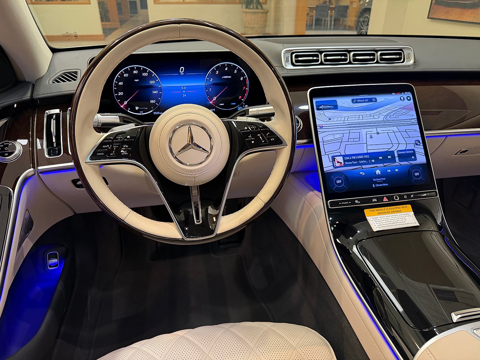 Certified Used 2026 MANUFAKTUR Moonlight White Metallic Mercedes-Benz 4MATIC® image 13