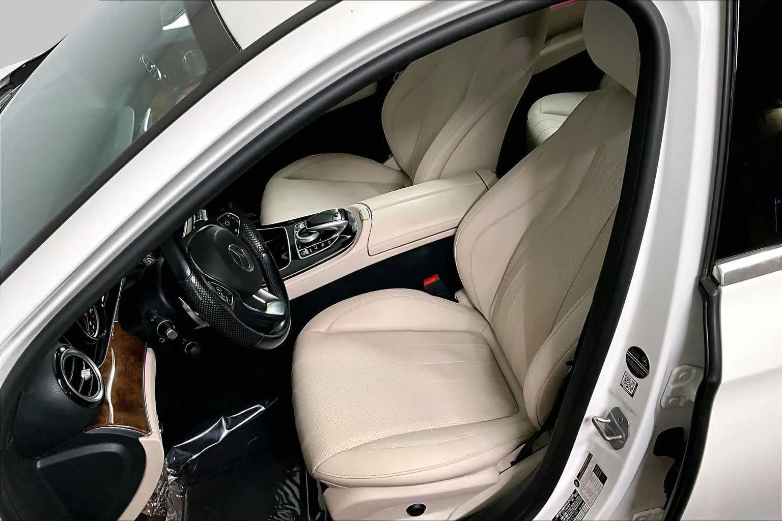 Used 2017 Polar White Mercedes-Benz E 300 Luxury image 9