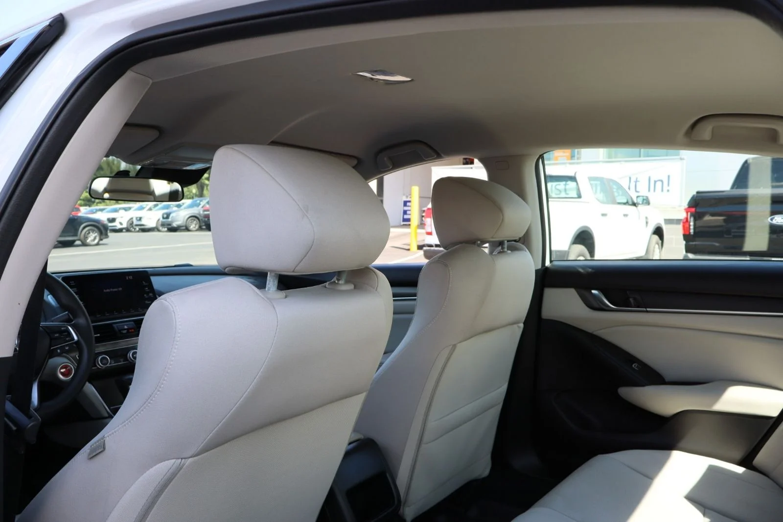 Used 2018 White Honda LX image 25