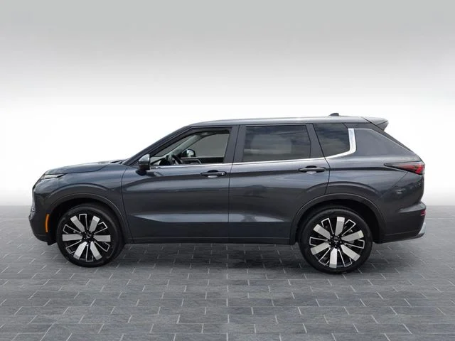 Used 2025 Gray Mitsubishi SE image 4