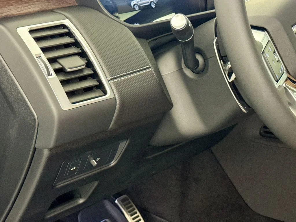 New 2026 White Land Rover Dynamic SE image 10