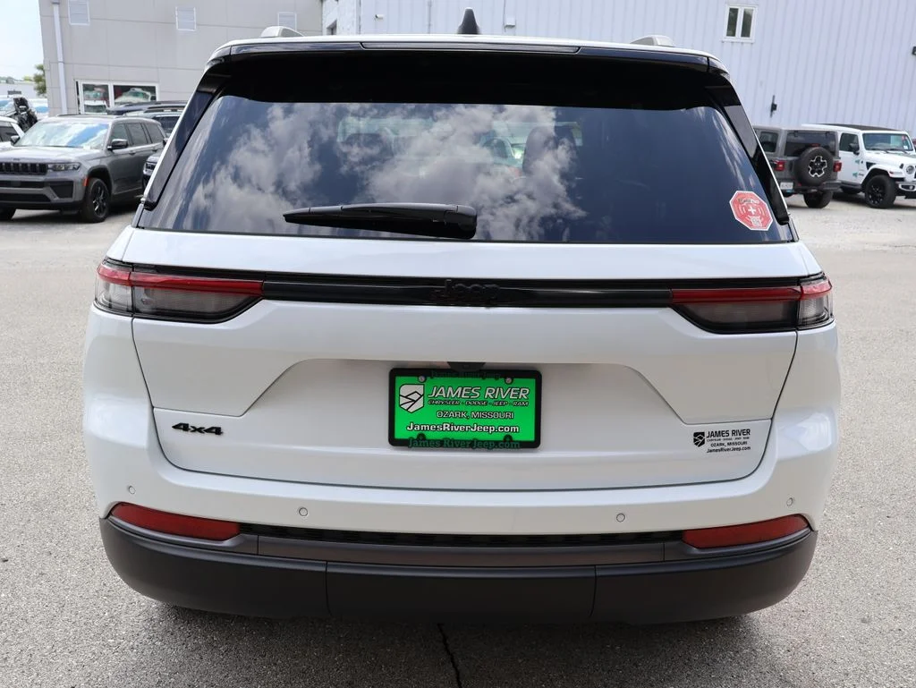 New 2026 Bright White Clear-Coat Exterior Paint Jeep Altitude image 4