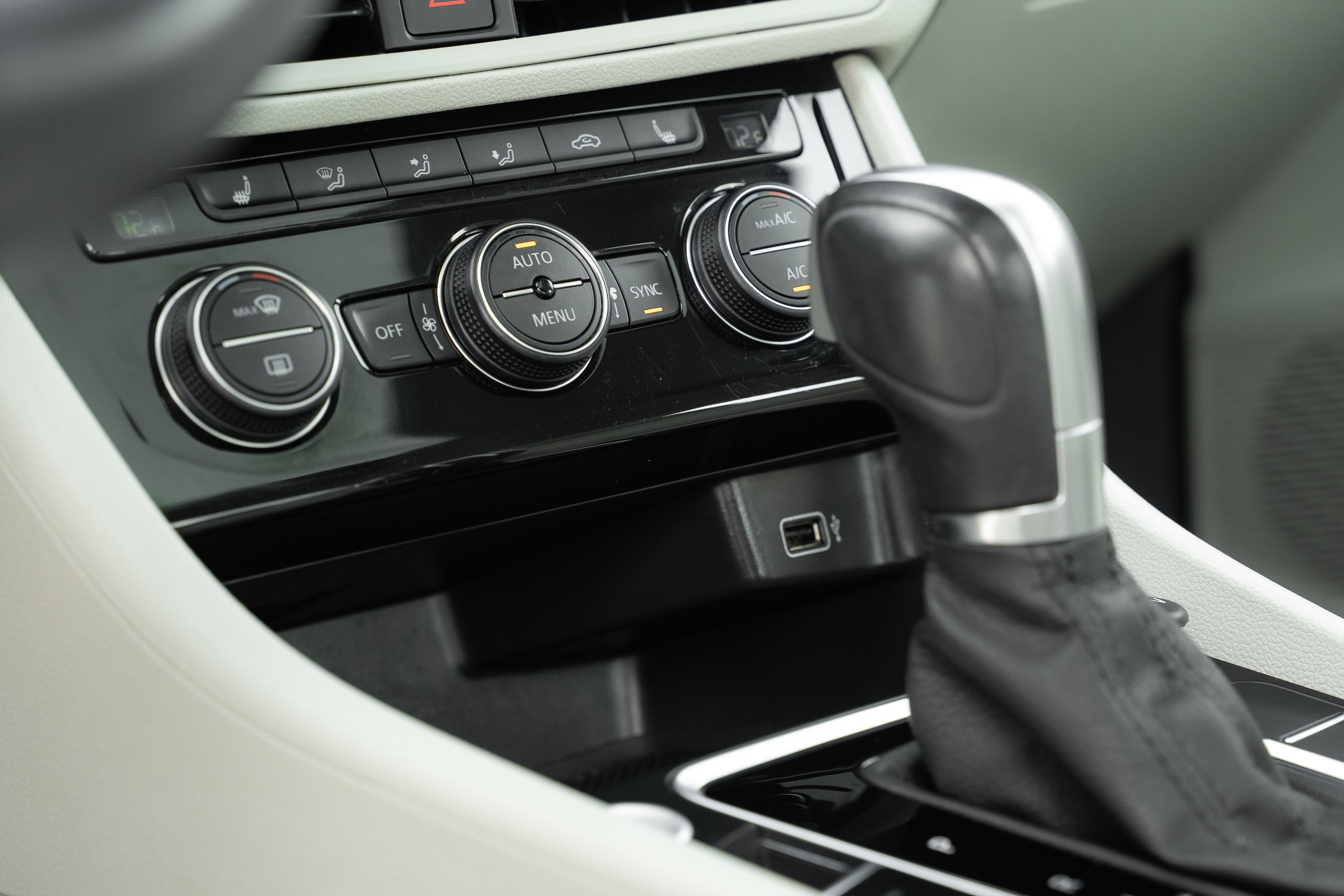 Used 2019 Sage Green Metallic Volkswagen SEL image 14