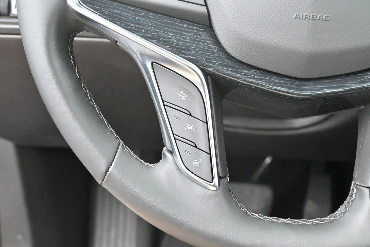Used 2025 Stellar Black Metallic Cadillac Premium Luxury image 20