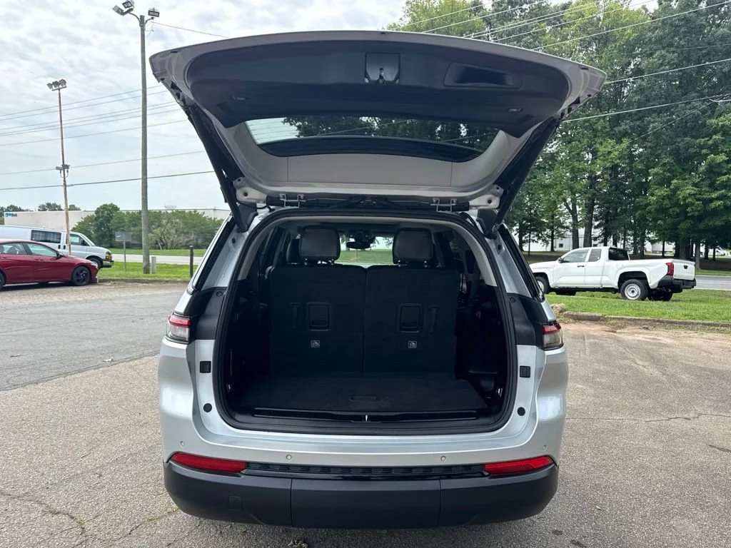 Used 2022  Jeep Limited image 32