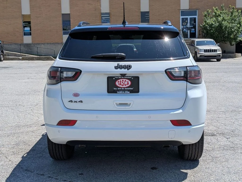 Used 2025 White Jeep Limited image 4