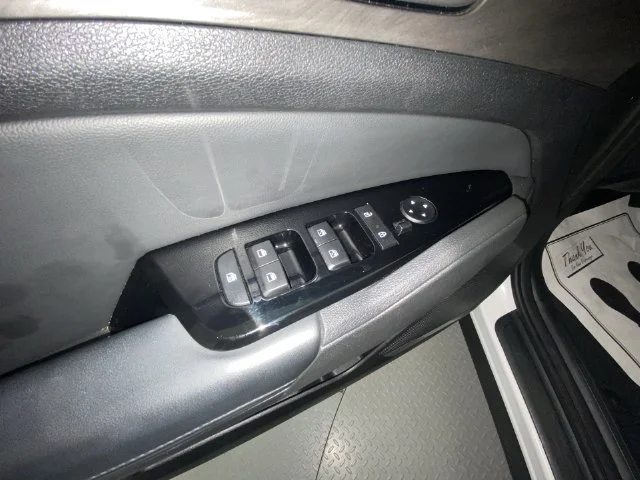 Used 2023 White Kia X-Line image 13