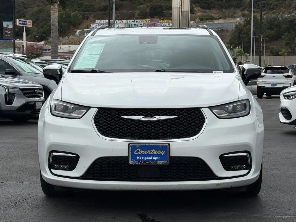 Used 2023 White Chrysler Limited image 4