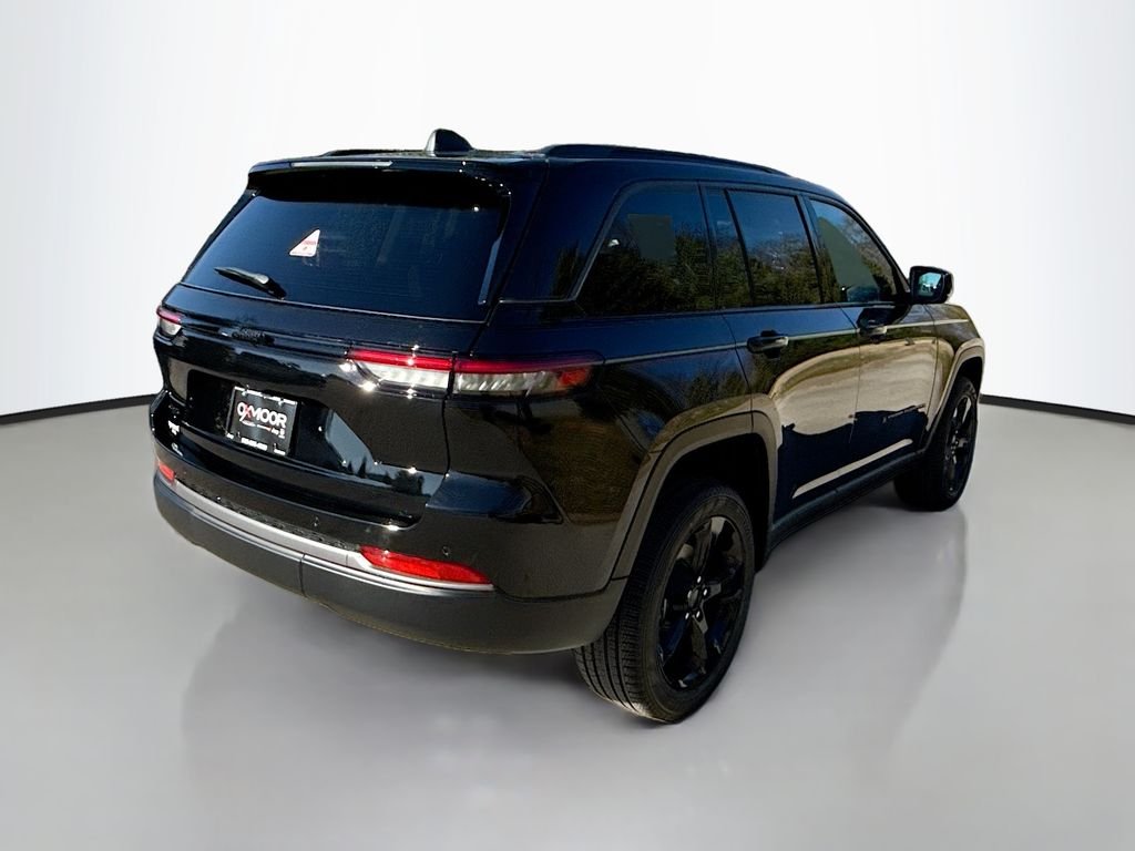 New 2026 Diamond Black Crystal Pearl-Coat Exterior Paint Jeep Limited image 4