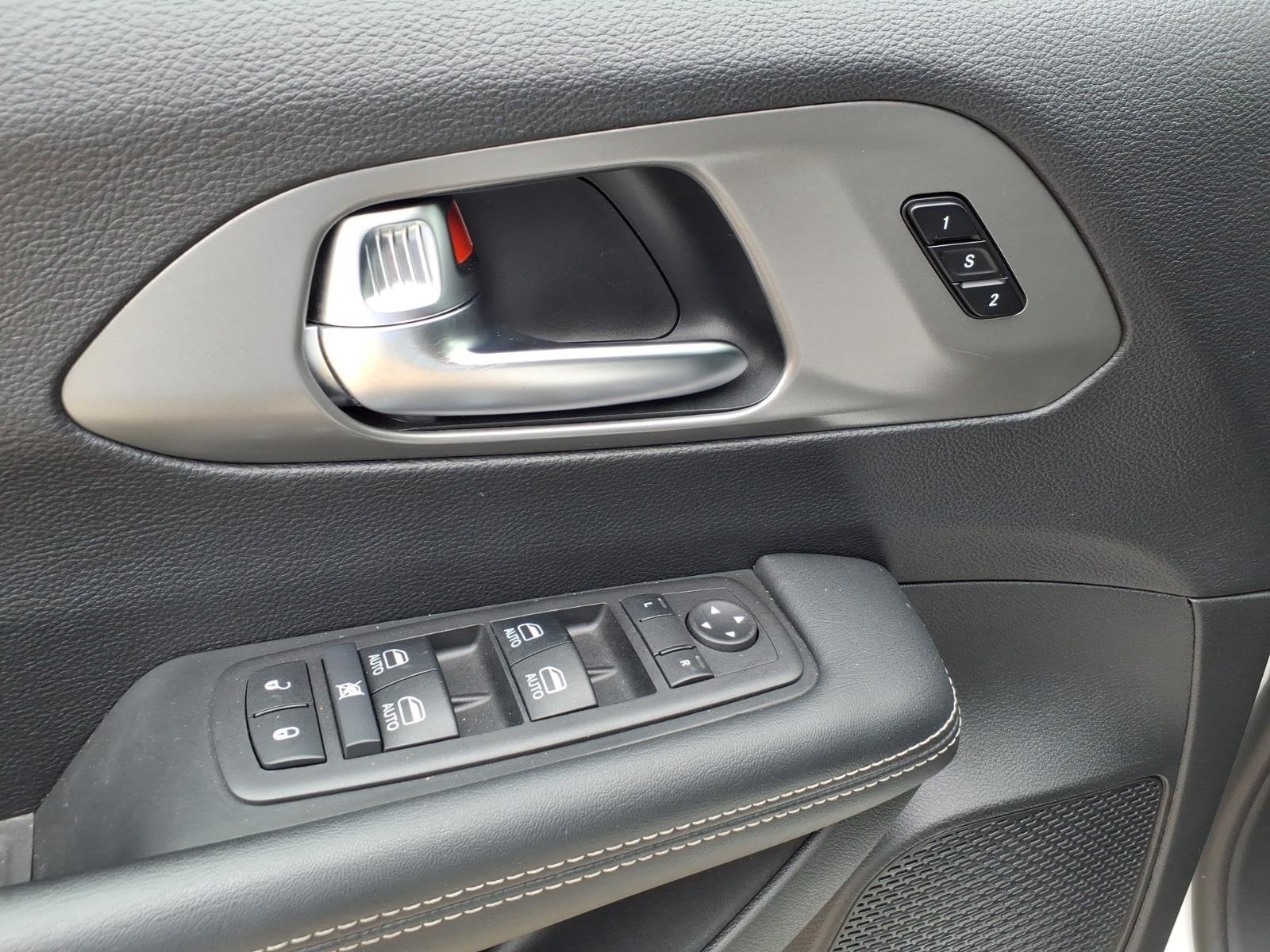 Used 2025 Bright White Clear Coat Chrysler Select image 21