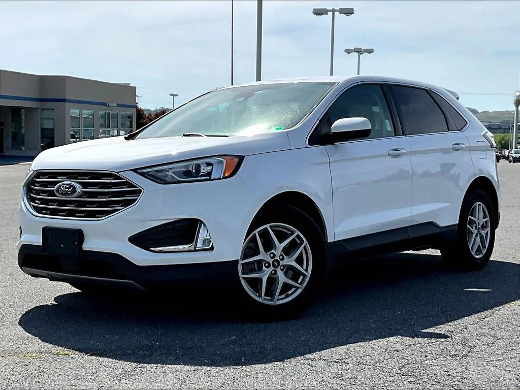 Used 2021 White Ford SEL image 3